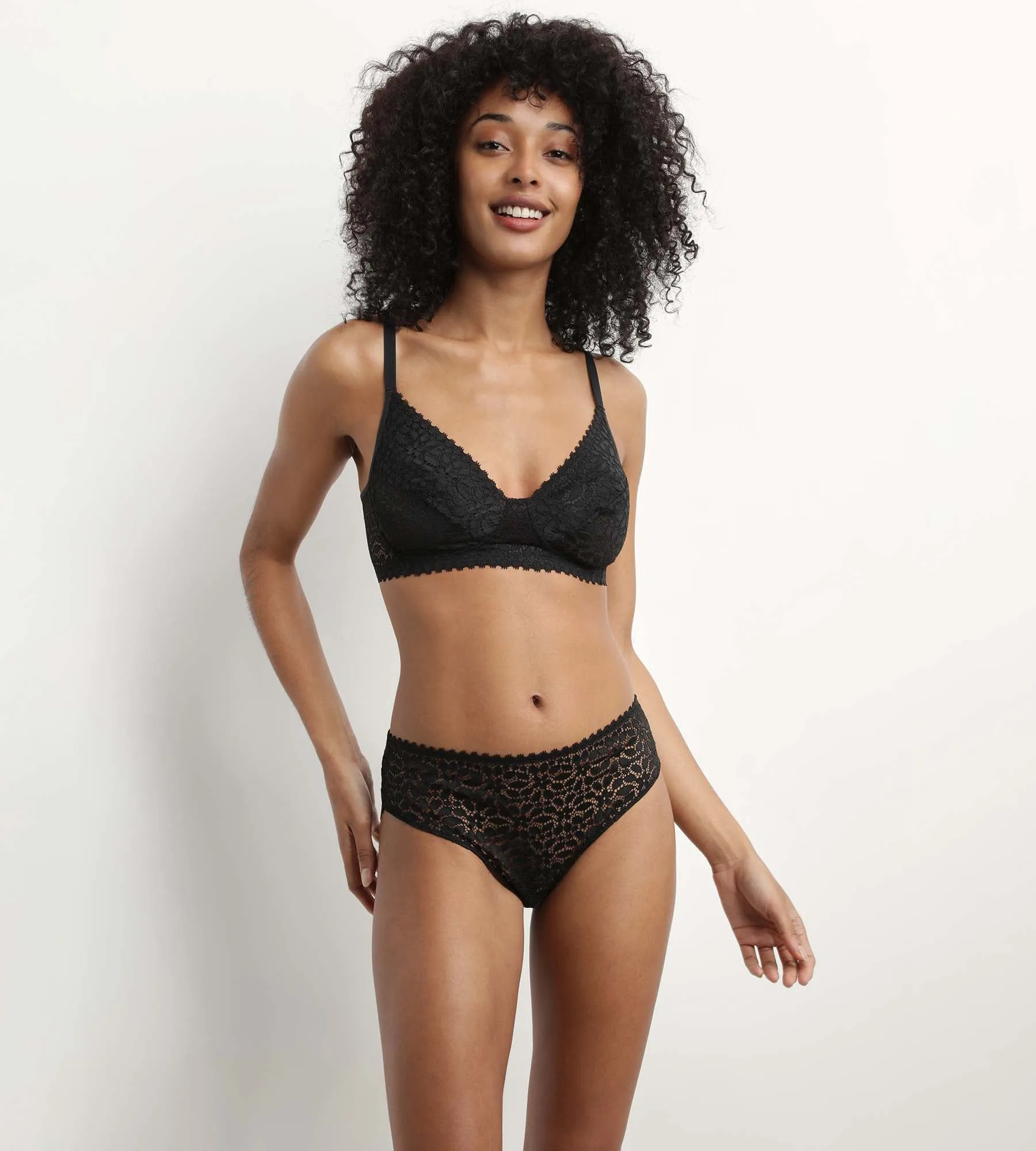 Triangle bra Wireless floral pattern in Black Daily Lace